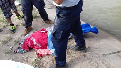 Labores. Ayer lograron rescatar el cuerpo del adolescente que  murió en el canal de riego. (EL SIGLO DE TORREÓN) 