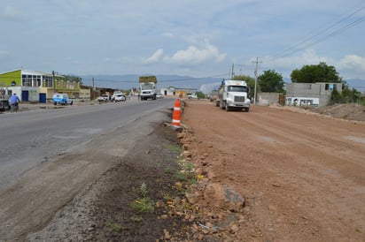 Obra. Realizan una ampliación de carretera, una obra que inició hace unas semanas y que concluyen a finales de este 2016. (EL SIGLO DE TORREÓN)