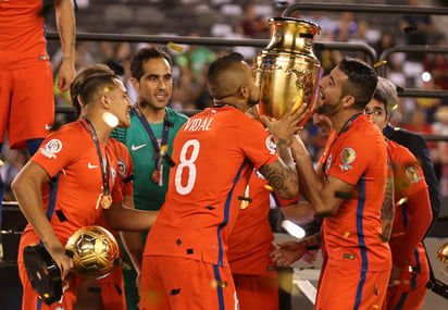 Chile, que ganó el pasado fin de semana a Argentina en los penaltis en la final de la Copa América Centenario, tendrá que esperar para saber quién será su rival europeo.