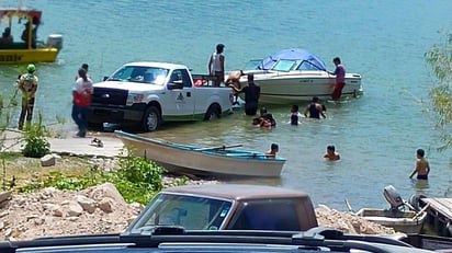 A través de redes sociales se difundió la fotografía de la camioneta arrastrando una lancha en un paraje de la presa. (FACEBOOK)