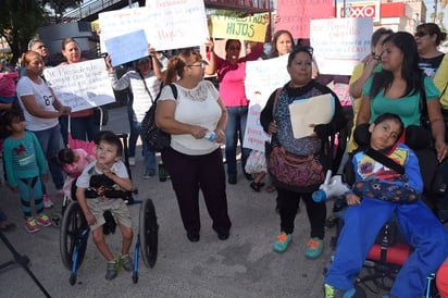 Reclamo. Las madres de familia y sus hijos pidieron al Municipio cumplirle al CRIT. (MA. ELENA HOLGUÍN)