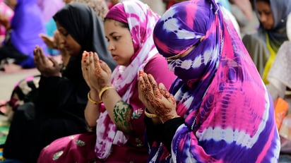 Las celebraciones del Eid al-Fitr comienzan con una oración especial en mezquitas y zonas al aire libre, denominada Salat al-Fayr, y al término los fieles se reúnen en familia un día entero. (EFE)