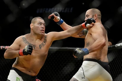 Caín Velásquez derrotó a Travis Browne en el primer asalto. (AP) 