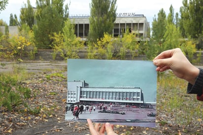 Comparación de la plaza principal de Prípiat y el centro cultural de la “Energetik” en 1986 y hoy en día. Foto: Sean Gallup/Getty