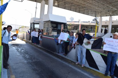 Manifestación. El grupo de manifestantes dio libre peaje de la autopista a los automovilistas. (MARY VÁZQUEZ)