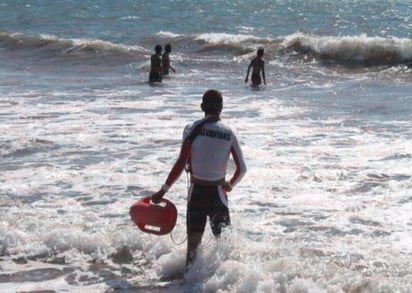 Su hermano menor se metió al agua para tratar de apoyarlo, pero también fue afectado por la corriente.