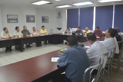 Reunión. Los empresarios le dieron 'las gracias' al representante que envió Herrera Caldera. (EL SIGLO DE TORREÓN)