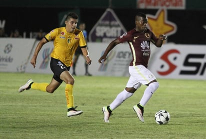 Carlos Darwin Quintero durante un embate de las Águilas en su partido de ayer ante Mérida FC. (NOTIMEX)