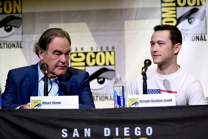 Primer día. El cineasta Oliver Stones, así como el actor Joseph Gordon-Levitt, estuvieron presentes durante el panel de su nueva película Snowden, sobre un exmiembro de la NSA que provocó un gran escándalo. (AP)