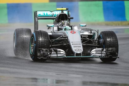 El líder del campeonato de pilotos de la Fórmula Uno, Nico Rosberg, logró la vuelta más rápida en la clasificación para el Gran Premio de Hungría, su coequipero Lewis Hamilton largará segundo. (EFE)