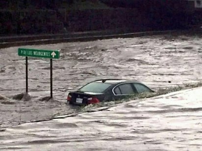 Autos cubiertos casi por completo por el agua se observaron en diversos puntos del Malecón del Río. (TWITTER)