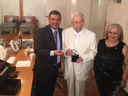 Premio. El actor recibió el Galardón Diamante, máxima presea que otorga la Asociación internacional de prensa, radio y televisión de Las Vegas, Nevada.