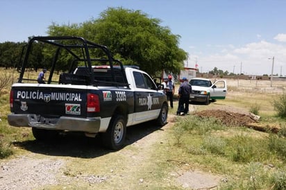 Defensa. Pese a la presencia de la Policía, el campesino se opuso a que le cortaran el agua. (CORTESÍA)