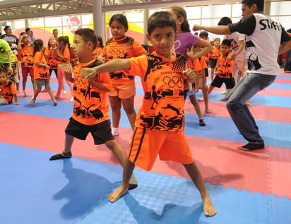 Más de 300 niños asisten a los cursos de verano en La Jabonera. Supervisan cursos en La Jabonera