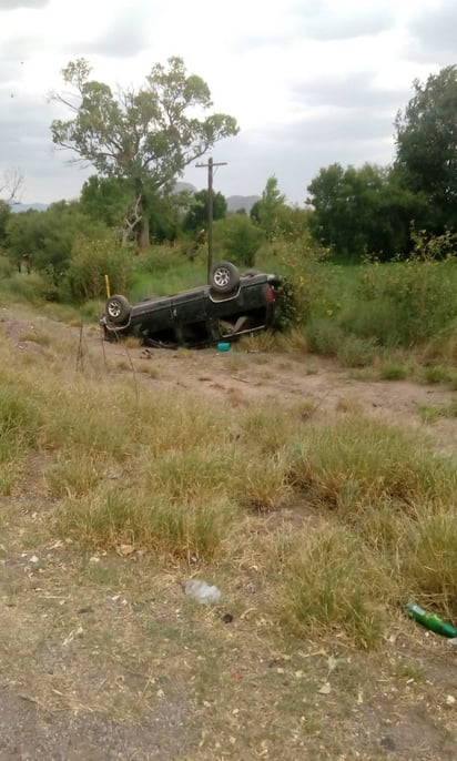 Se salvan. Los tripulantes de la camioneta salieron sólo con algunos golpes leves, luego de volcar frente a 'Los Puentes Cuates'. (EL SIGLO DE TORREÓN) 