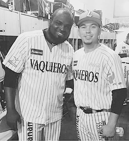 Salvador Garibay junior (derecha) lanzó un juego cerca de la perfección al no admitir hits ni carreras, en la foto posa con Maikel Cleto. (Especial)