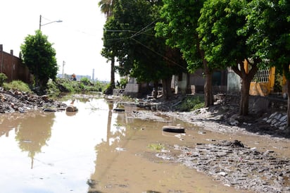 En ese sector, otra vez el agua hizo una especie de represa y se metió en algunas viviendas pues  alcanzó la altura de un metro 20 centímetros. (FERNANDO COMPEÁN)