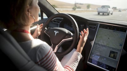 El viajero del vehículo Model S, Joshua Brown, de Caton, Ohio, perdió la vida cuando su sedán chocó contra la parte lateral de un camión de carga con remolque a una velocidad 14.5 kph por encima del límite de velocidad. (ARCHIVO)