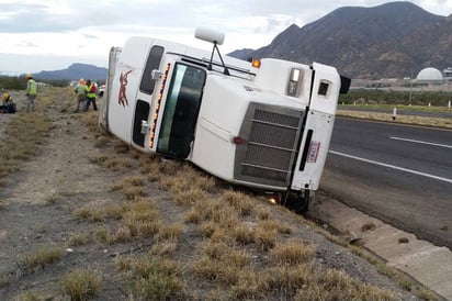 Volcaduras. Exceso de velocidad y pavimento mojado provocan dos volcaduras en autopista.