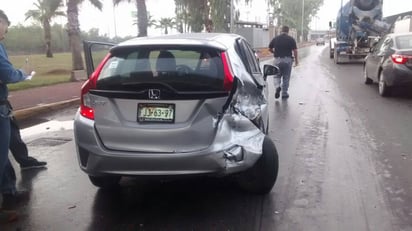 Golpe. Tanto la Honda Fit como la Ford Ranger resultaron muy dañadas con el choque alcance ocurrido por el Periférico.