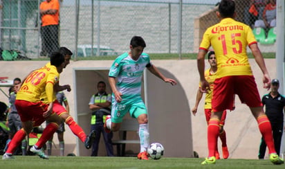 El equipo albiverde terminó el encuentro con 9 hombres, tas las expulsiones de Eduardo Aguirre y Jesús Angulo. (EL SIGLO DE TORREÓN) 