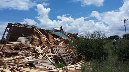 Vuelca camión cargado de madera en la carretera libre Durango-Gómez Palacio