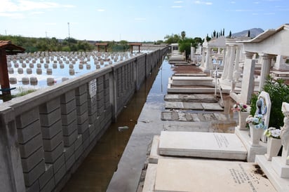 Las afectaciones crecieron esta vez en el panteón Jardines del Carmen. Tras inundaciones anteriores se construyó una barda con el fin de frenar los deterioros en las lápidas, sin embargo, ahora del otro lado de la barda también se registran zonas encharcadas.