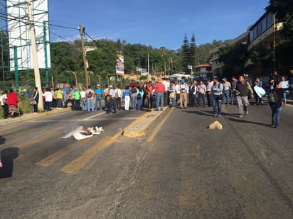 La CNTE inició con los bloqueos anunciados ayer. (TWITTER) 