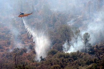 El siniestro sólo está contenido un 18 por ciento, confirmaron voceros del Departamento Forestal de California y Protección contra Incendios.  (AP)