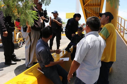 A pesar de que personal del municipio estaba en el lugar, no se detuvo al chofer debido a que el servicio se había completado, y no había delito por perseguir.