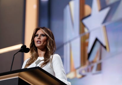 Melania Trump, de acuerdo con los informes de prensa, nunca habría estado como indocumentada en Estados Unidos, pero igualmente habría violado las leyes migratorias del país. (ARCHIVO)