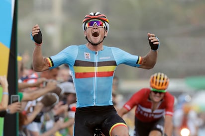 El belga Greg van Avermaet celebra luego de cruzar la meta tras más de 6 horas de competencia. (AP)