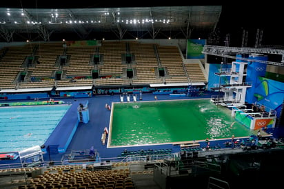 Gran polémica causó el color del agua en la fosa de clavados durante la competencia de saltos sincronizados desde la plataforma de 10 metros. (AP)