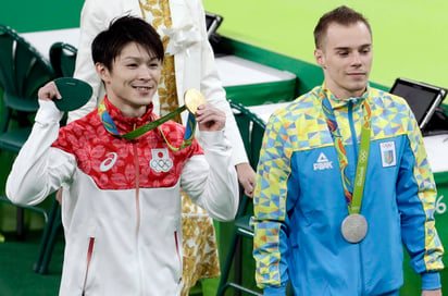 Kohei Uchimura (i) venció por muy poco al ucraniano Oleg Verniaiev. (AP)