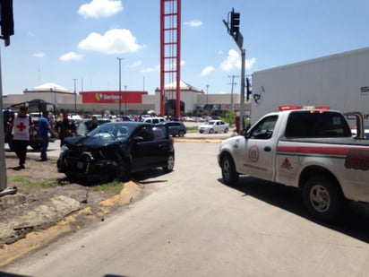 Personal de Protección Civil, Tránsito y Vialidad, Policía Preventiva y Cruz Roja de Gómez Palacio acudieron al lugar para brindar apoyo. (ESPECIAL)
