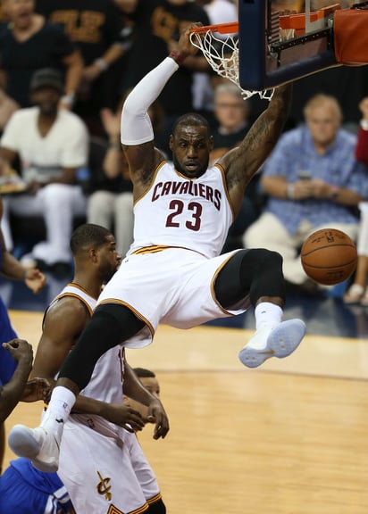 LeBron James guió a Cavaliers al título la temporada pasada. (Archivo)