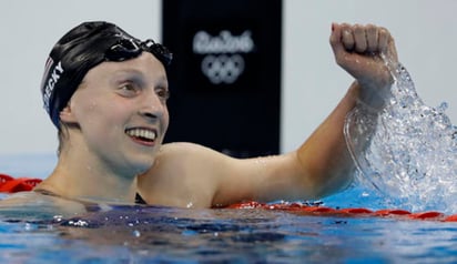 Ledecky cronometró 8:04.79 y le bajó casi dos segundos a la vieja marca de 8:06.68 que ella misma había fijado en enero. (AP)
