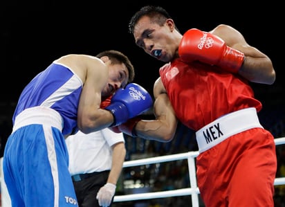 El púgil guerrerense se mostró dominante al ganar en dos de los tres rounds. (AP)