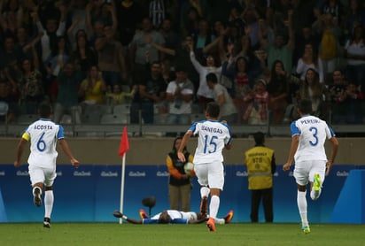 Los jugadores hondureños celebran la anotación del único gol del encuentro. (AP)