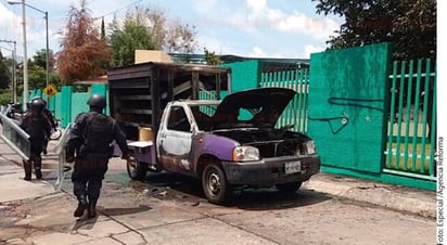 Respuesta. Estudiantes incendiaron una camioneta.