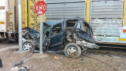 La camioneta quedó prensada entre el tren y unos señalamientos de alto. (EL SIGLO DE TORREÓN) 