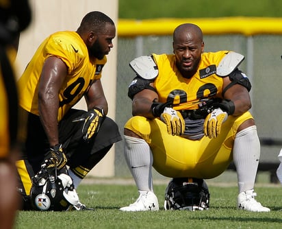 James Harrison (d) durante una práctica de los Acereros de Pittsburgh. (AP)