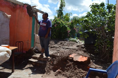 Derrumbe. Casi se quedan sin hogar. Los afectados no saben a dónde acudir ni qué llevar para solicitar apoyos al Gobierno. (EL SIGLO DE TORREÓN) 