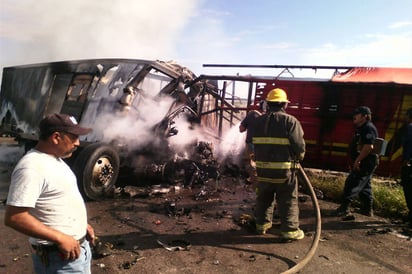 Labor. Los bomberos sofocaron las llamas que terminaron con cuatro vidas y dos camiones tipo thorton.