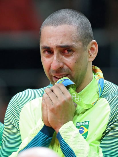 Sergio Dutra Santos, de Brasil, celebra durante la premiación. Brasil se queda con el oro en voleibol