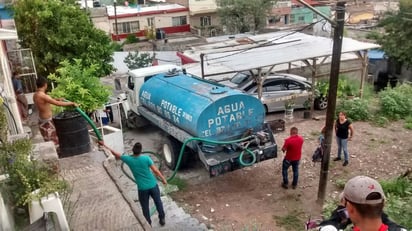 De la Plaza Miguel Hidalgo en la colonia Maclovio Herrera, salieron 15 pipas con capacidad de entre 10 mil y 30 mil litros y se inició el reparto. (CORTESÍA)
