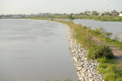 Rebasado. El canal de estiaje que se construyó fue rebasado por el nivel del agua y ya pasó al otro
lado, por lo que representa un riesgo para la ciudadanía.