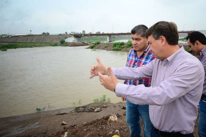 Apoyo.- Autoridades municipales trabajan en despejar el cauce del lecho del río Nazas para evitar remansos de agua. (CORTESÍA) 