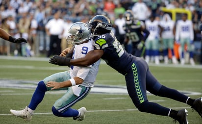 Tony Romo se lesionó en el partido del jueves ante Halcones Marinos de Seattle. (AP)