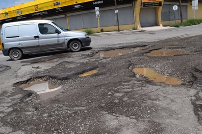 El pavimento presenta serias afectaciones por las lluvias. (EL SIGLO DE TORREÓN)